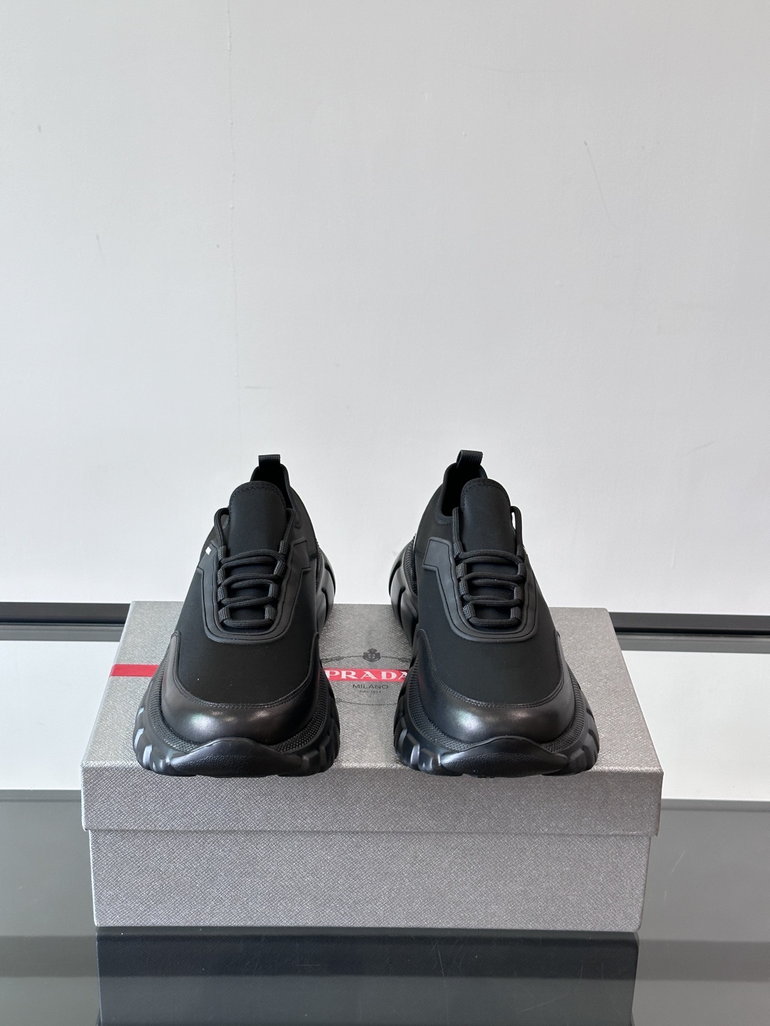 Prada/普拉达新款男士厚底休闲运动鞋，运动鞋低帮系带款 款式时尚大方 头层牛皮拼接透气网面打造 柔软