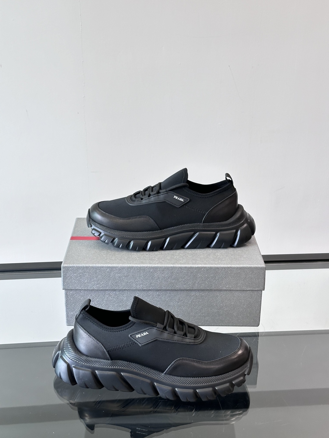 Prada/普拉达新款男士厚底休闲运动鞋，运动鞋低帮系带款 款式时尚大方 头层牛皮拼接透气网面打造 柔软