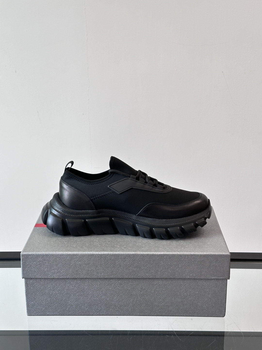 Prada/普拉达新款男士厚底休闲运动鞋，运动鞋低帮系带款 款式时尚大方 头层牛皮拼接透气网面打造 柔软