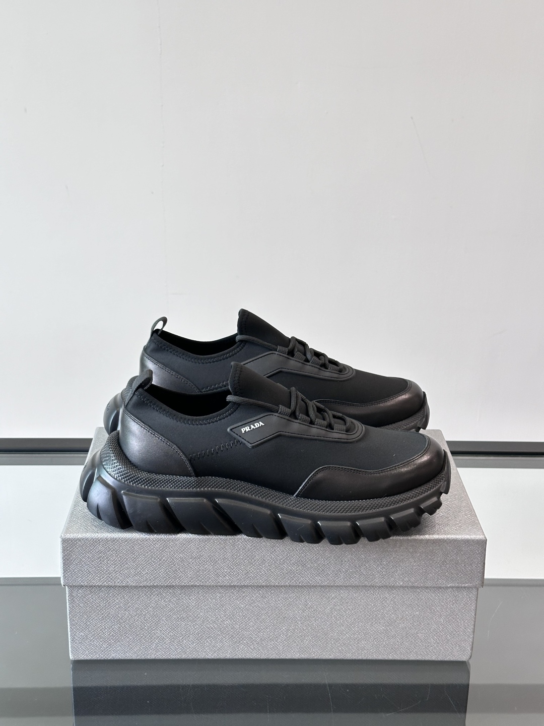 Prada/普拉达新款男士厚底休闲运动鞋，运动鞋低帮系带款 款式时尚大方 头层牛皮拼接透气网面打造 柔软