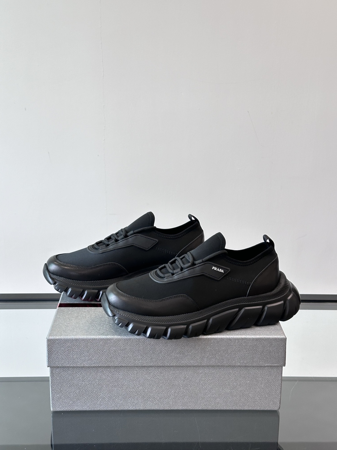 Prada/普拉达新款男士厚底休闲运动鞋，运动鞋低帮系带款 款式时尚大方 头层牛皮拼接透气网面打造 柔软
