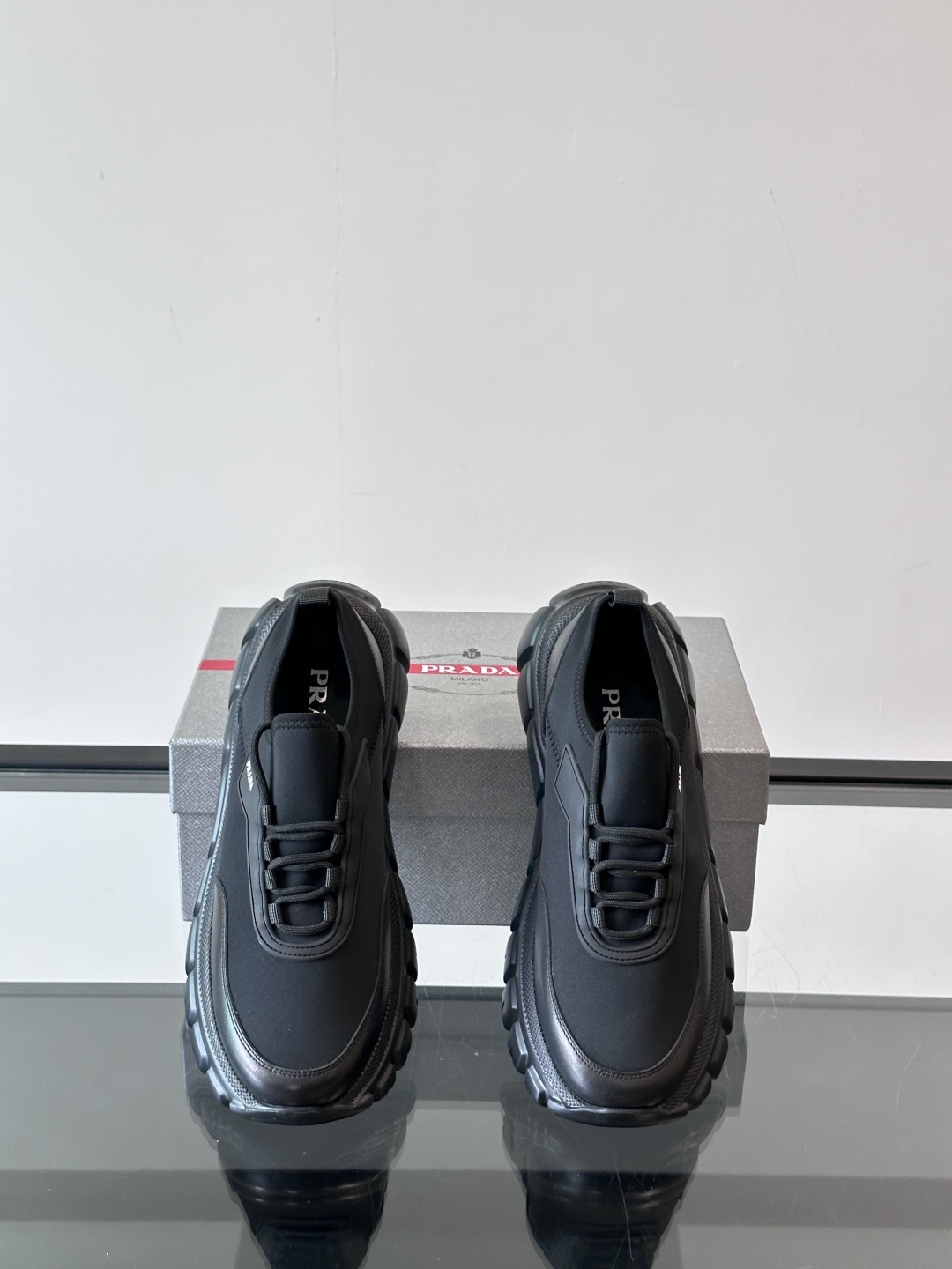 Prada/普拉达新款男士厚底休闲运动鞋，运动鞋低帮系带款 款式时尚大方 头层牛皮拼接透气网面打造 柔软