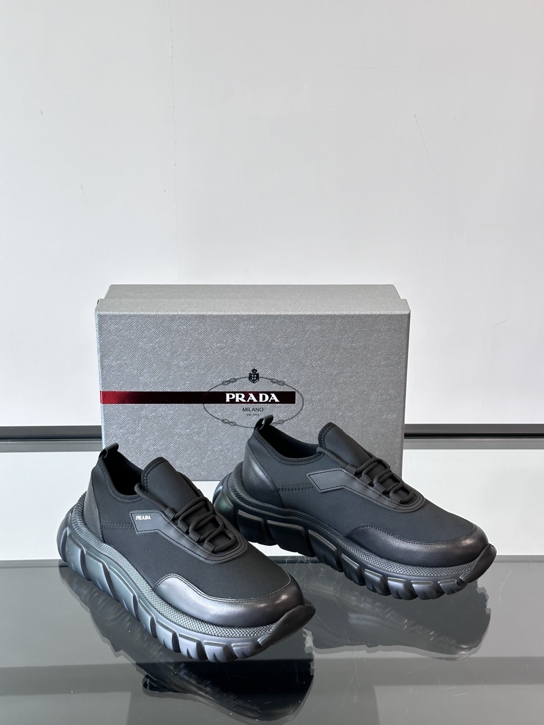 Prada/普拉达新款男士厚底休闲运动鞋，运动鞋低帮系带款 款式时尚大方 头层牛皮拼接透气网面打造 柔软