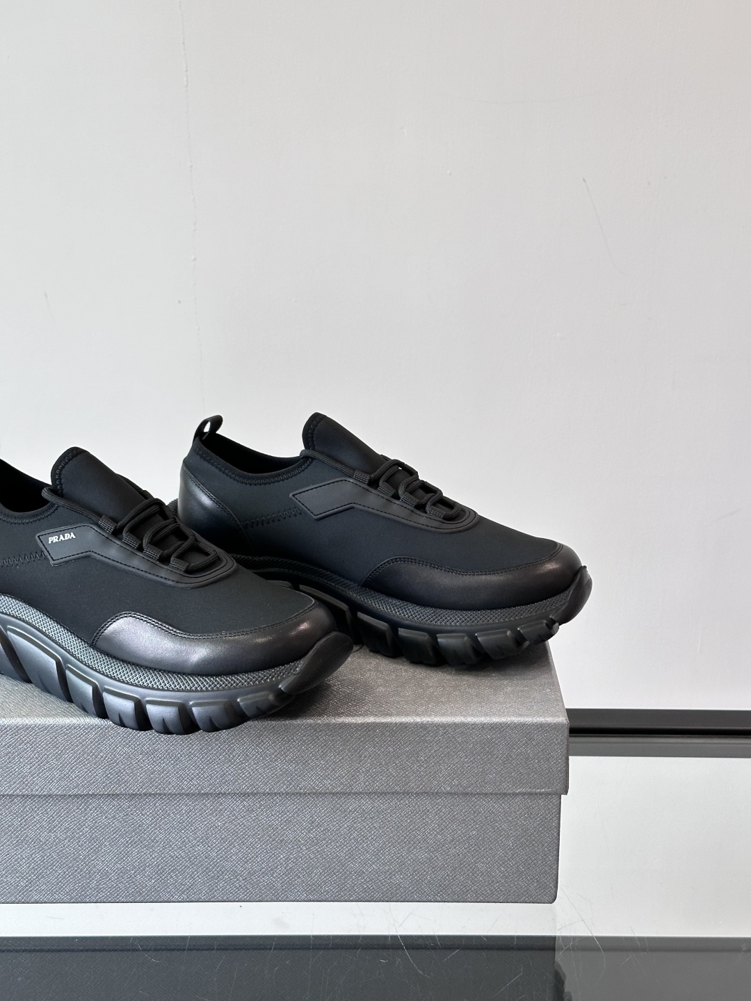 Prada/普拉达新款男士厚底休闲运动鞋，运动鞋低帮系带款 款式时尚大方 头层牛皮拼接透气网面打造 柔软