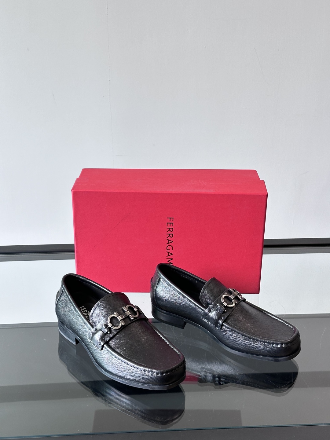 Ferragam菲拉格慕新款男士驾车鞋，面料采用全进口牛皮，看得见的质感，重工车线，内里本染小牛皮，标配