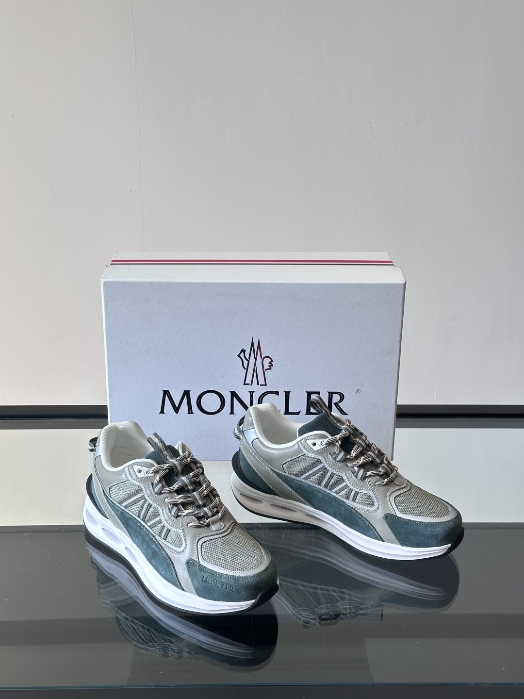 Moncler/盟可睐 Pacey男士运动鞋出货，厚底百搭秋季新款运动鞋！Pacey织物和牛巴革运动鞋是