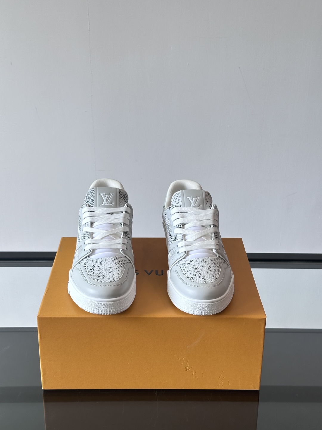 驴家 新配色 情侣款trainer运动鞋，本款 LV Trainer 运动鞋取材柔软粒面小牛皮，呈现纯净