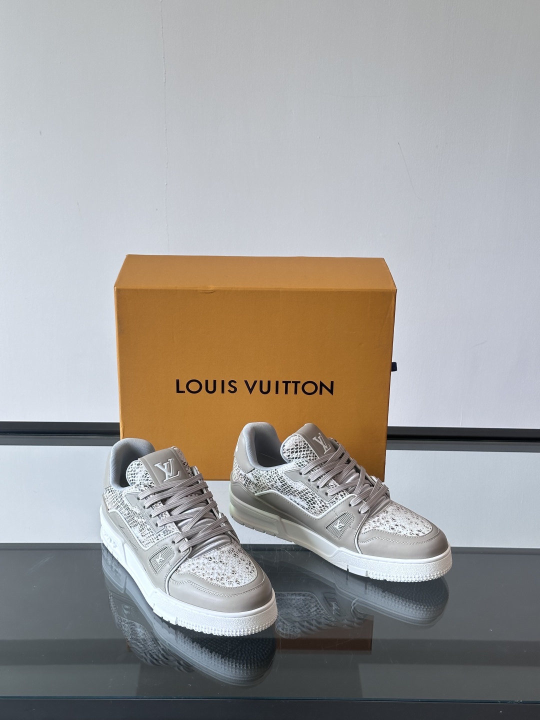 驴家 新配色 情侣款trainer运动鞋，本款 LV Trainer 运动鞋取材柔软粒面小牛皮，呈现纯净