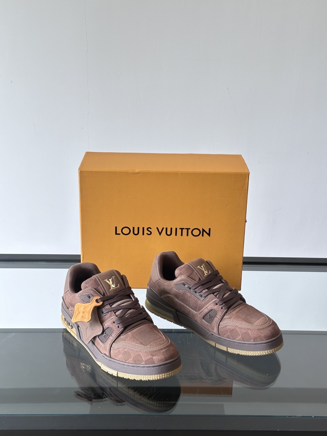 驴家 新配色 情侣款trainer运动鞋，本款 LV Trainer 运动鞋取材柔软粒面小牛皮，呈现纯净