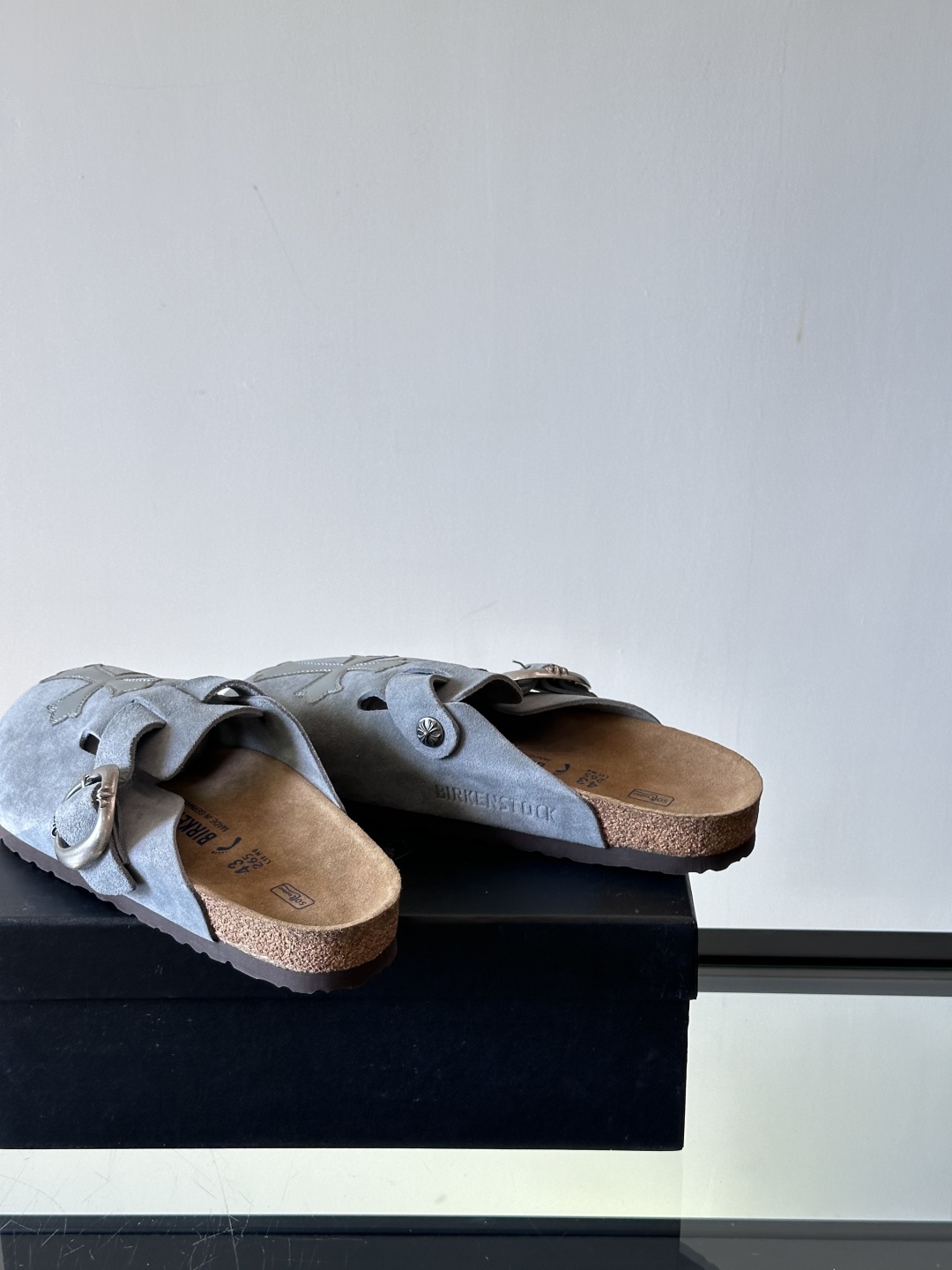 ChromeHearts ✖️Birkenstock联名勃肯鞋🔗🔗进口反绒牛皮搭配克罗心的五金。质感拉满
