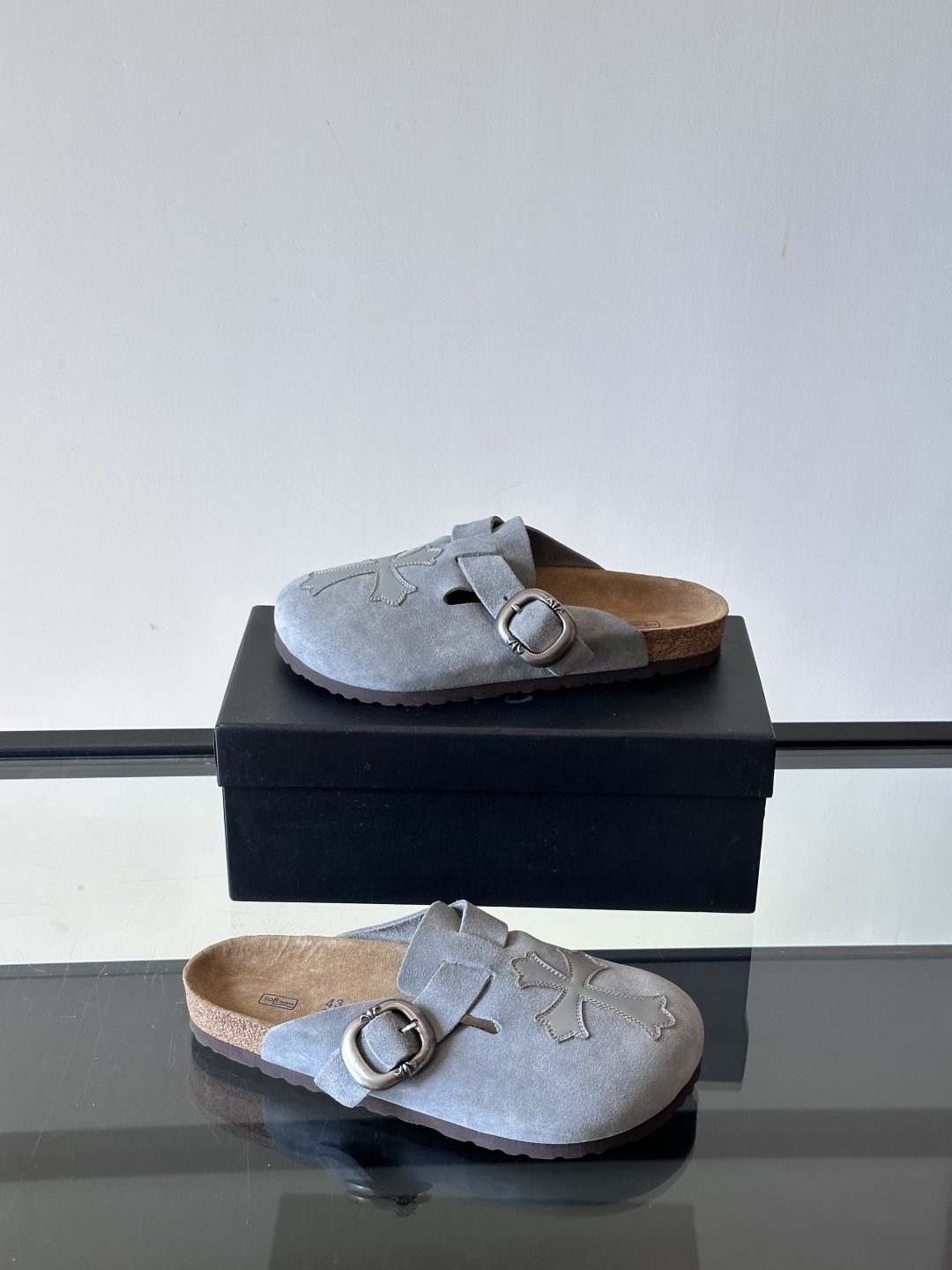 ChromeHearts ✖️Birkenstock联名勃肯鞋🔗🔗进口反绒牛皮搭配克罗心的五金。质感拉满