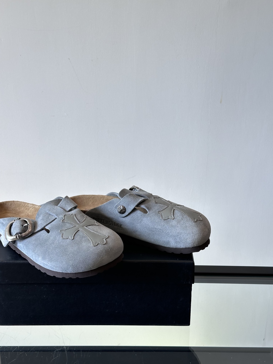 ChromeHearts ✖️Birkenstock联名勃肯鞋🔗🔗进口反绒牛皮搭配克罗心的五金。质感拉满