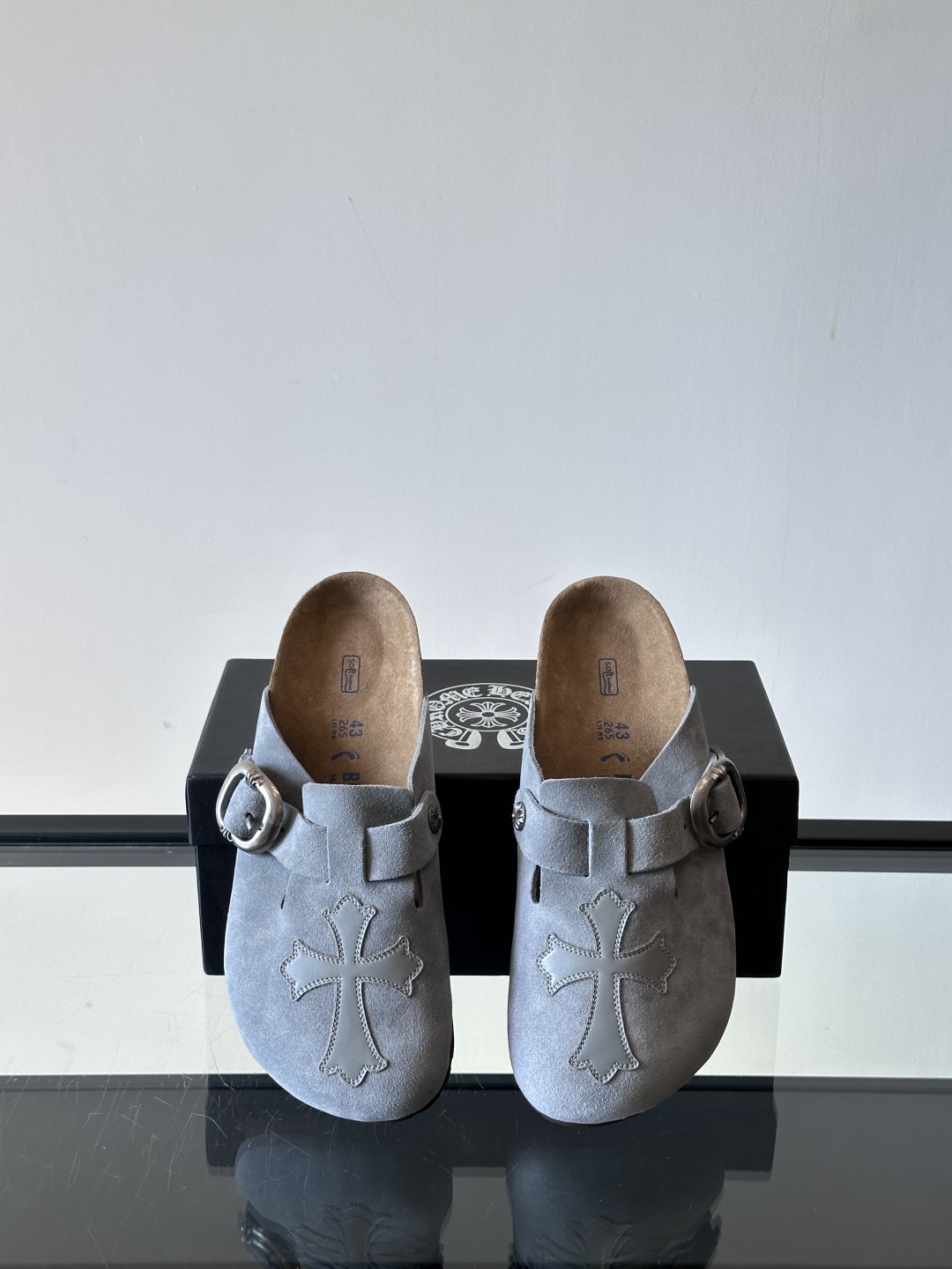 ChromeHearts ✖️Birkenstock联名勃肯鞋🔗🔗进口反绒牛皮搭配克罗心的五金。质感拉满