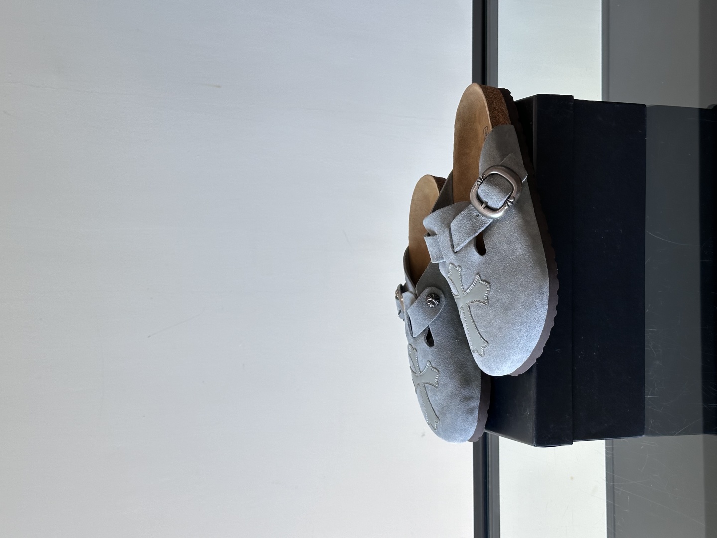 ChromeHearts ✖️Birkenstock联名勃肯鞋🔗🔗进口反绒牛皮搭配克罗心的五金。质感拉满