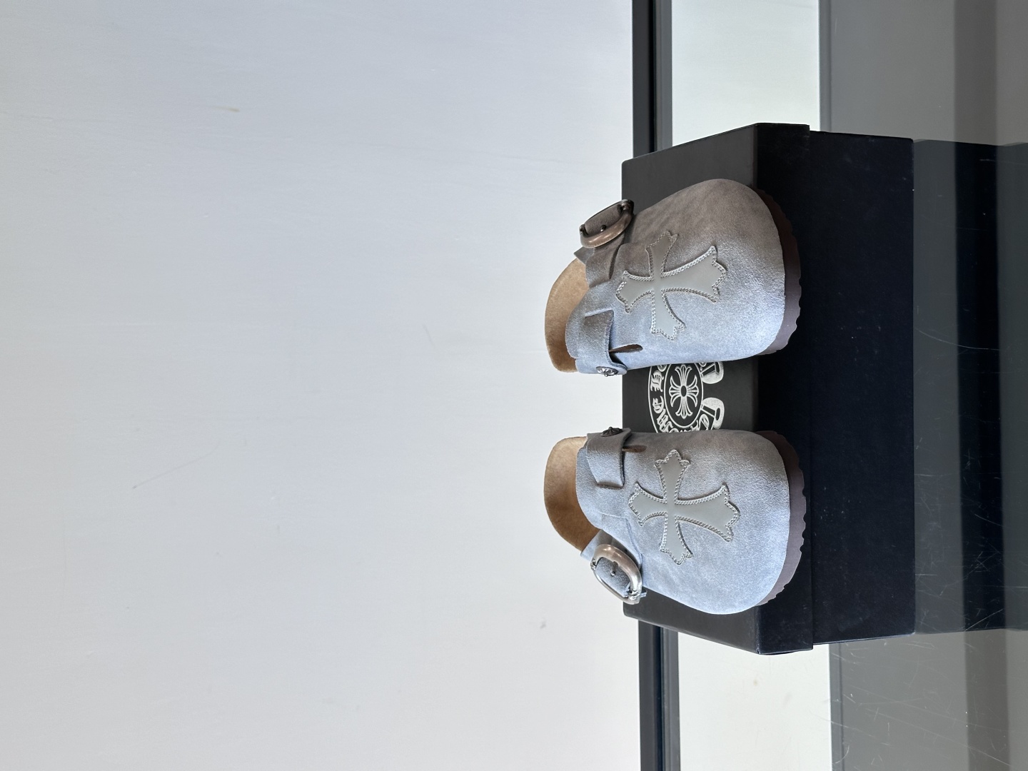 ChromeHearts ✖️Birkenstock联名勃肯鞋🔗🔗进口反绒牛皮搭配克罗心的五金。质感拉满