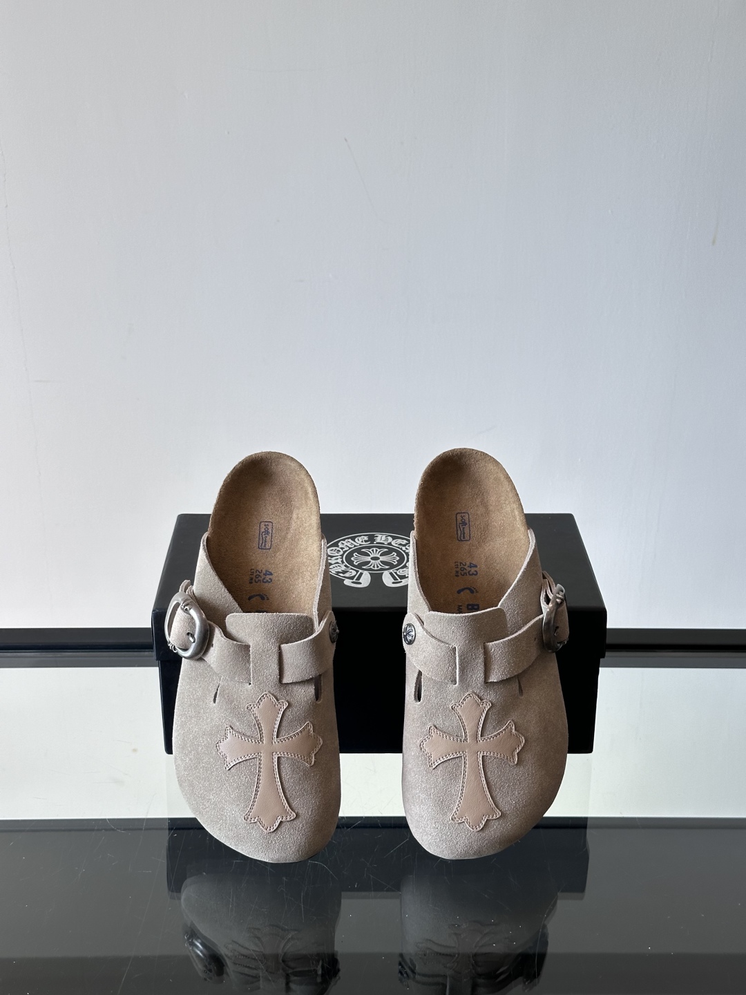 ChromeHearts ✖️Birkenstock联名勃肯鞋🔗🔗进口反绒牛皮搭配克罗心的五金。质感拉满