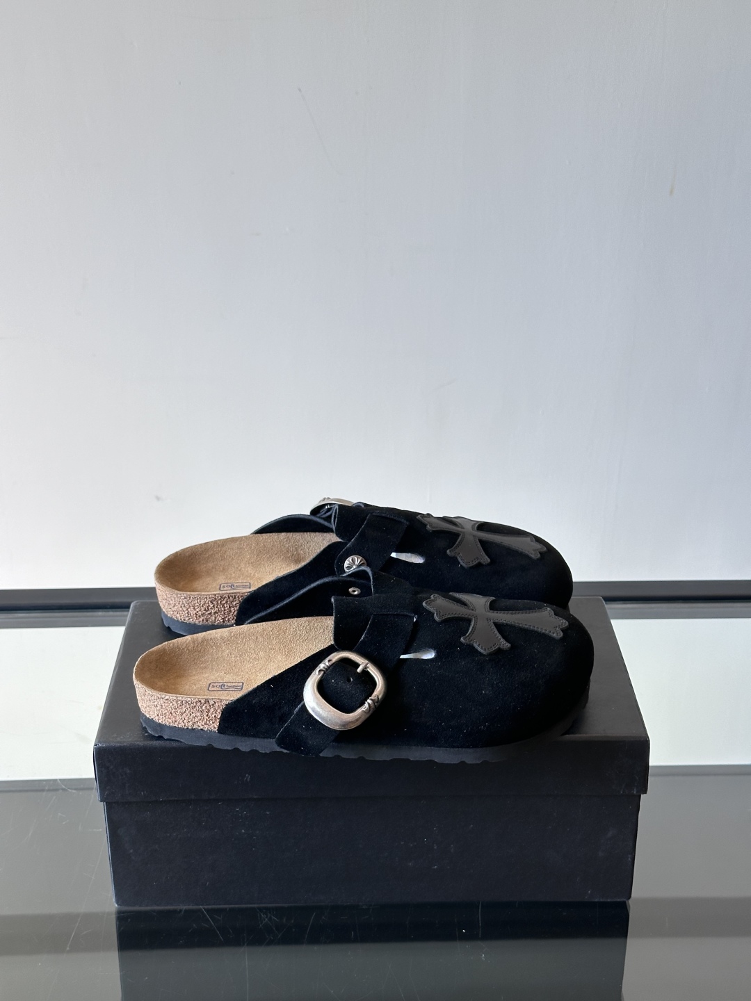 ChromeHearts ✖️Birkenstock联名勃肯鞋🔗🔗进口反绒牛皮搭配克罗心的五金。质感拉满