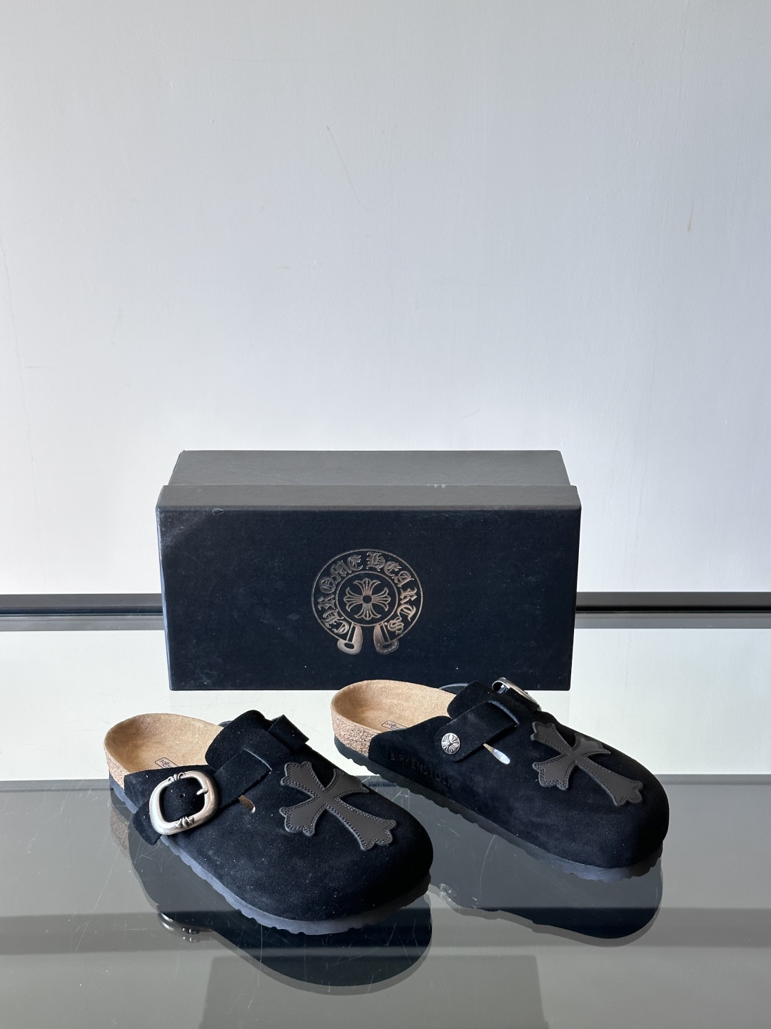 ChromeHearts ✖️Birkenstock联名勃肯鞋🔗🔗进口反绒牛皮搭配克罗心的五金。质感拉满