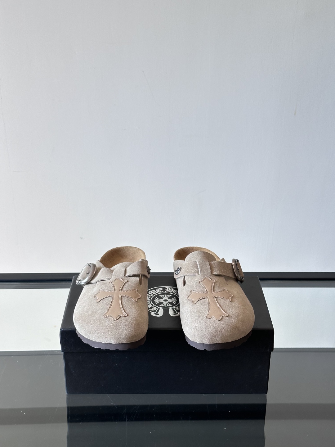ChromeHearts ✖️Birkenstock联名勃肯鞋🔗🔗进口反绒牛皮搭配克罗心的五金。质感拉满