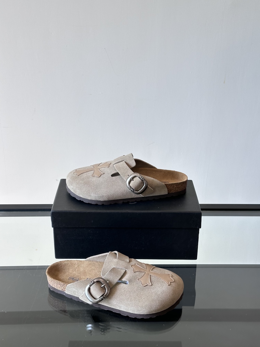 ChromeHearts ✖️Birkenstock联名勃肯鞋🔗🔗进口反绒牛皮搭配克罗心的五金。质感拉满