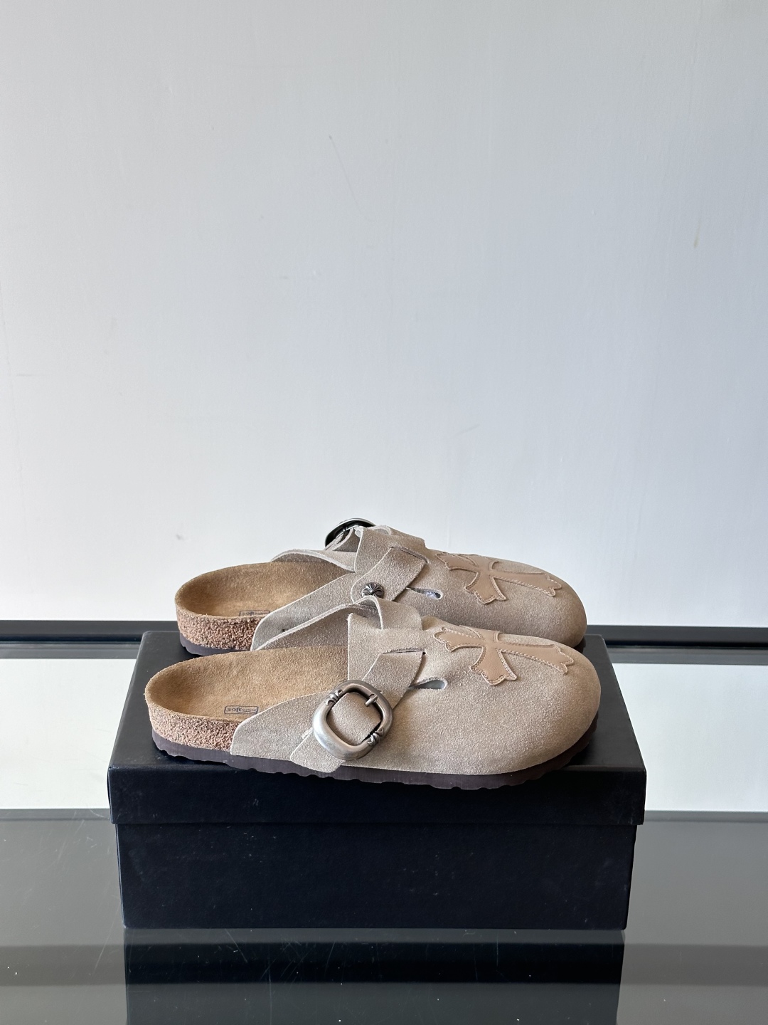 ChromeHearts ✖️Birkenstock联名勃肯鞋🔗🔗进口反绒牛皮搭配克罗心的五金。质感拉满