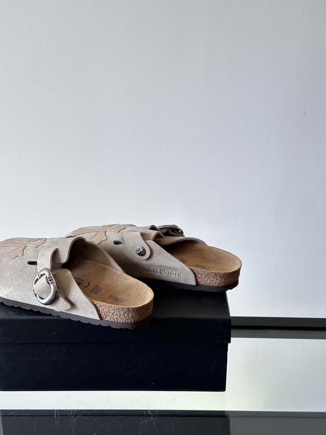 ChromeHearts ✖️Birkenstock联名勃肯鞋🔗🔗进口反绒牛皮搭配克罗心的五金。质感拉满