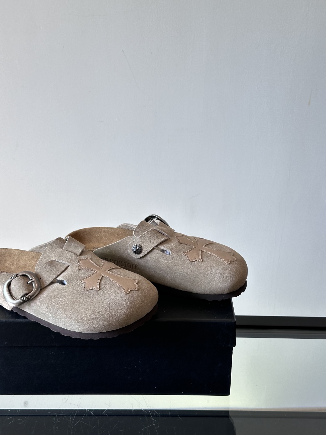 ChromeHearts ✖️Birkenstock联名勃肯鞋🔗🔗进口反绒牛皮搭配克罗心的五金。质感拉满