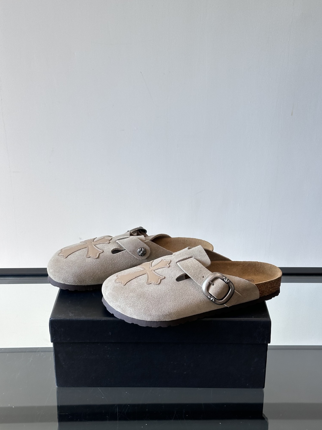 ChromeHearts ✖️Birkenstock联名勃肯鞋🔗🔗进口反绒牛皮搭配克罗心的五金。质感拉满