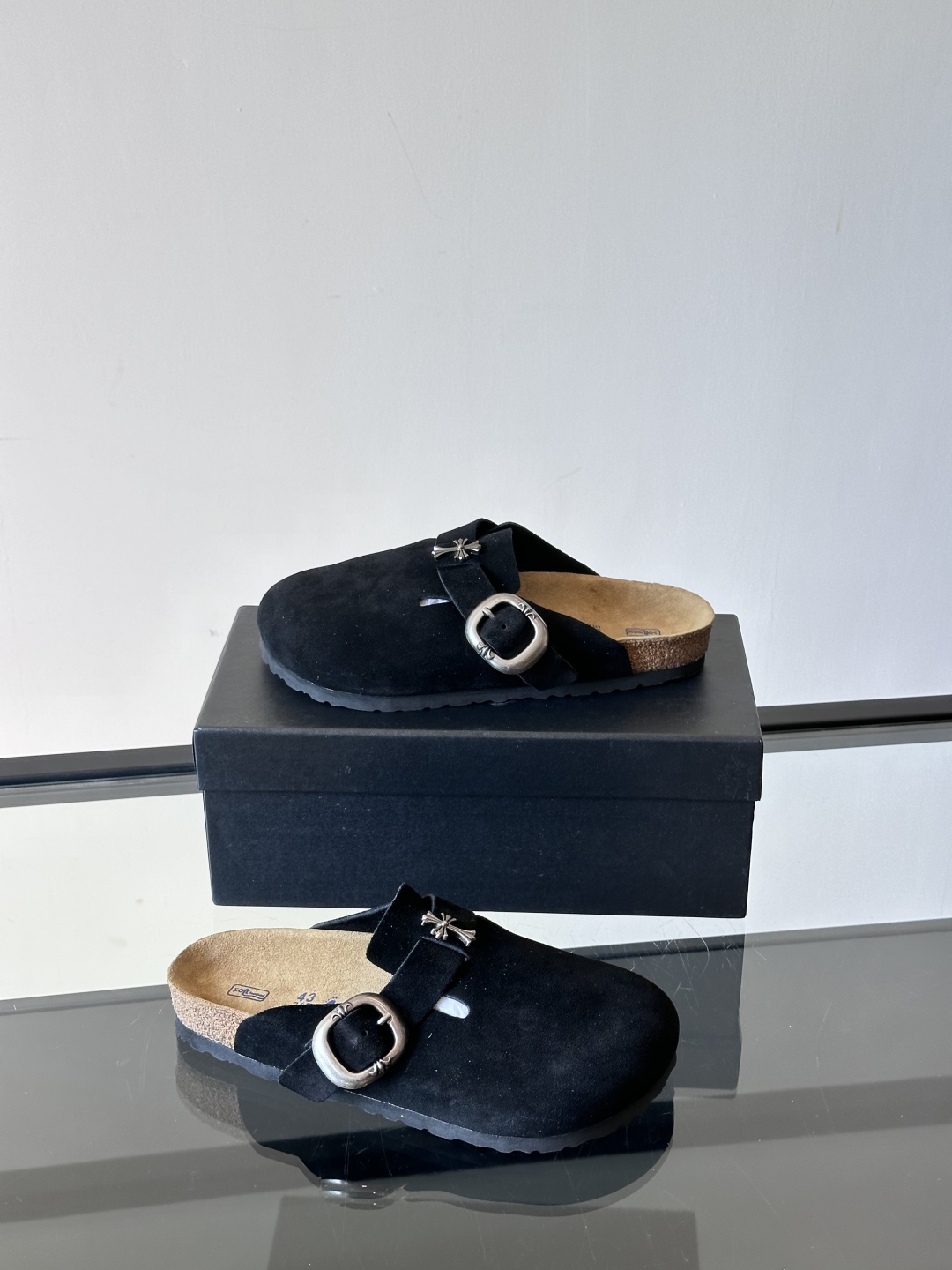 ChromeHearts ✖️Birkenstock联名勃肯鞋🔗🔗进口反绒牛皮搭配克罗心的五金。质感拉满