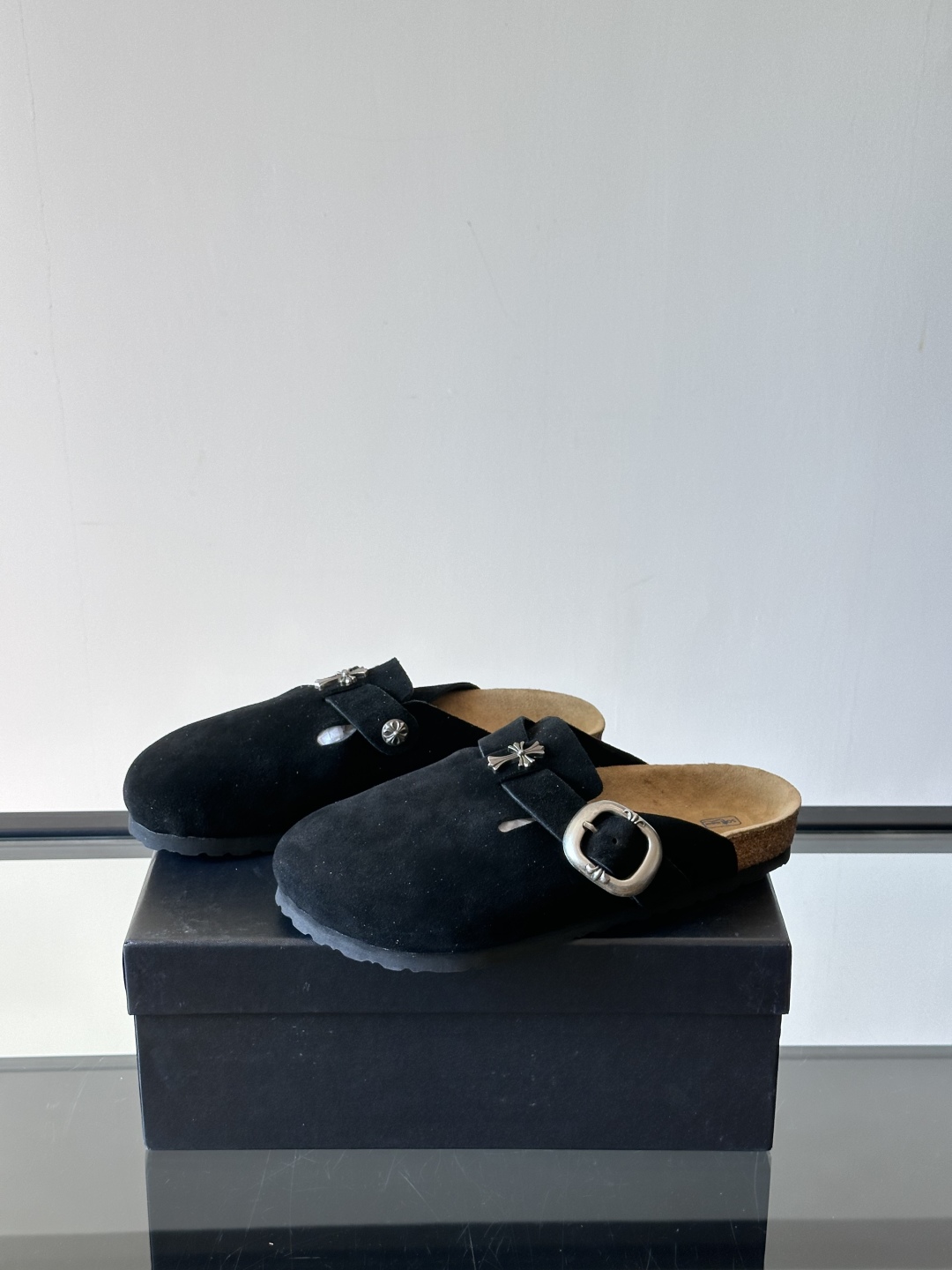 ChromeHearts ✖️Birkenstock联名勃肯鞋🔗🔗进口反绒牛皮搭配克罗心的五金。质感拉满