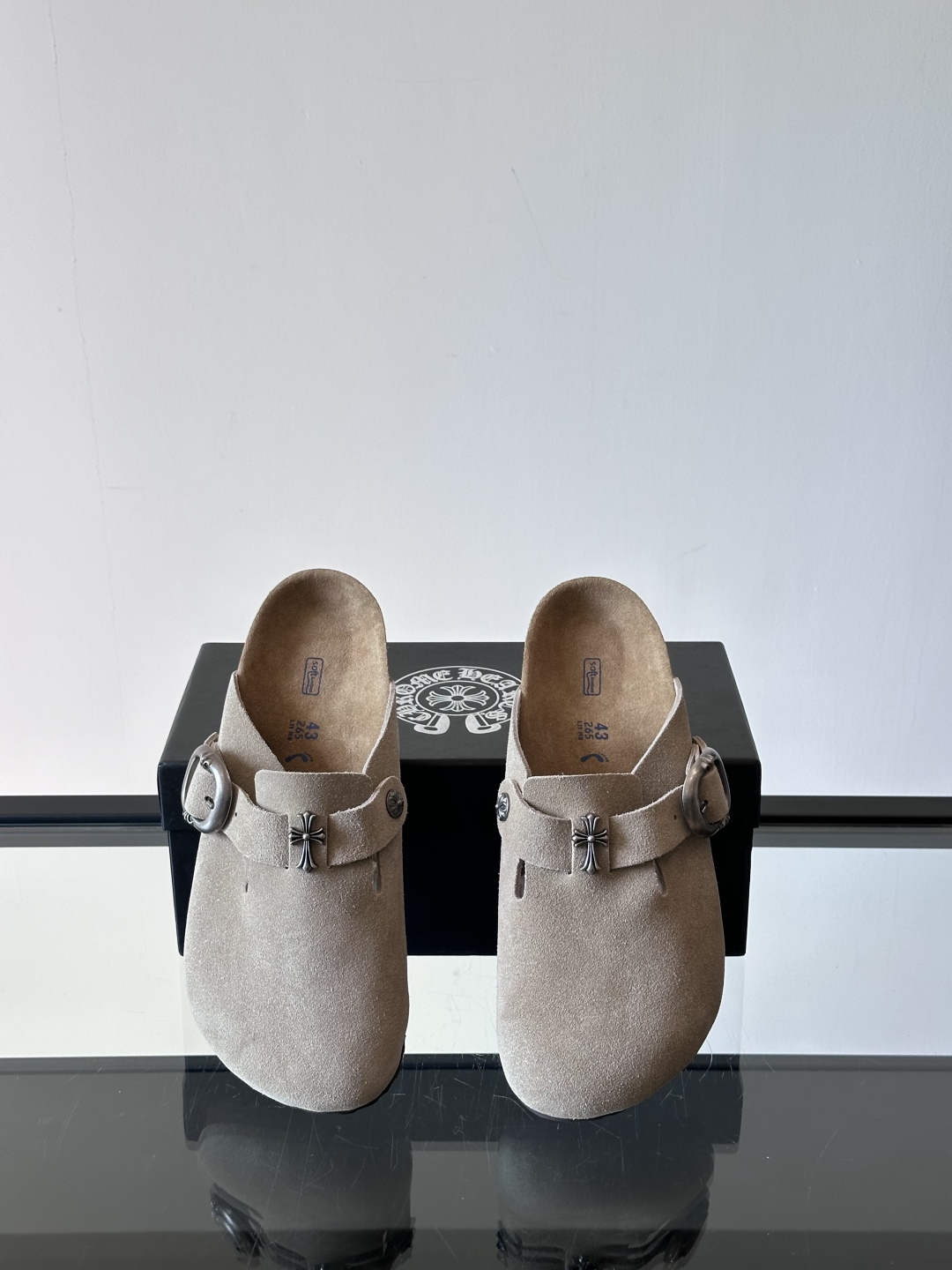ChromeHearts ✖️Birkenstock联名勃肯鞋🔗🔗进口反绒牛皮搭配克罗心的五金。质感拉满