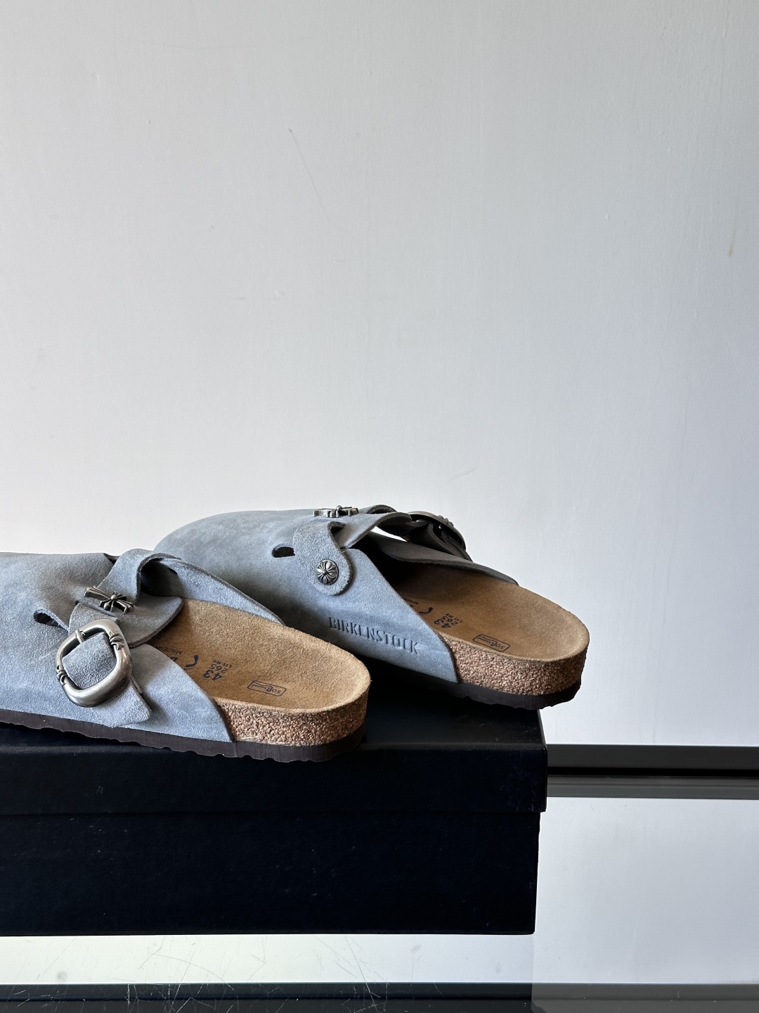 ChromeHearts ✖️Birkenstock联名勃肯鞋🔗🔗进口反绒牛皮搭配克罗心的五金。质感拉满
