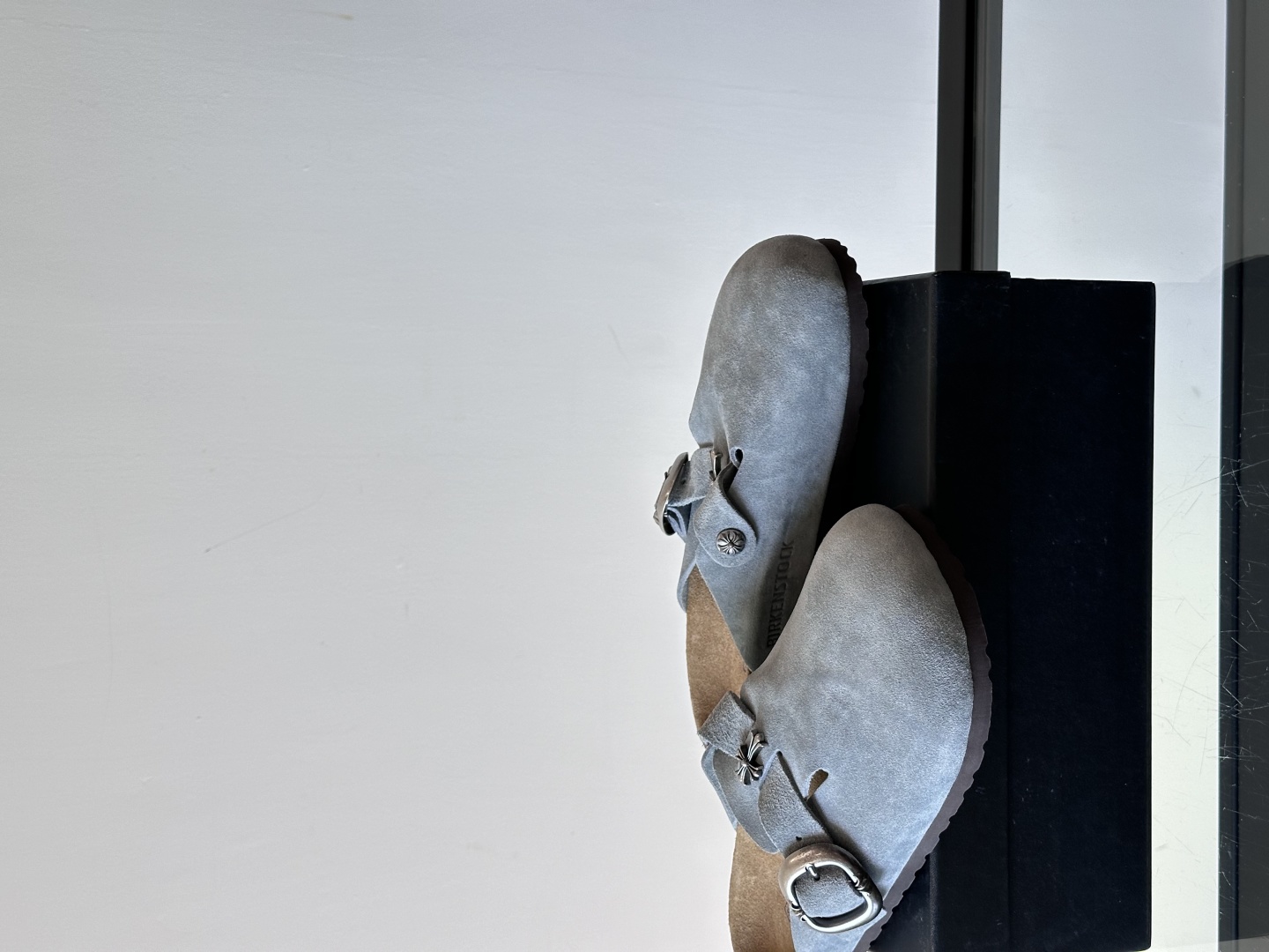 ChromeHearts ✖️Birkenstock联名勃肯鞋🔗🔗进口反绒牛皮搭配克罗心的五金。质感拉满