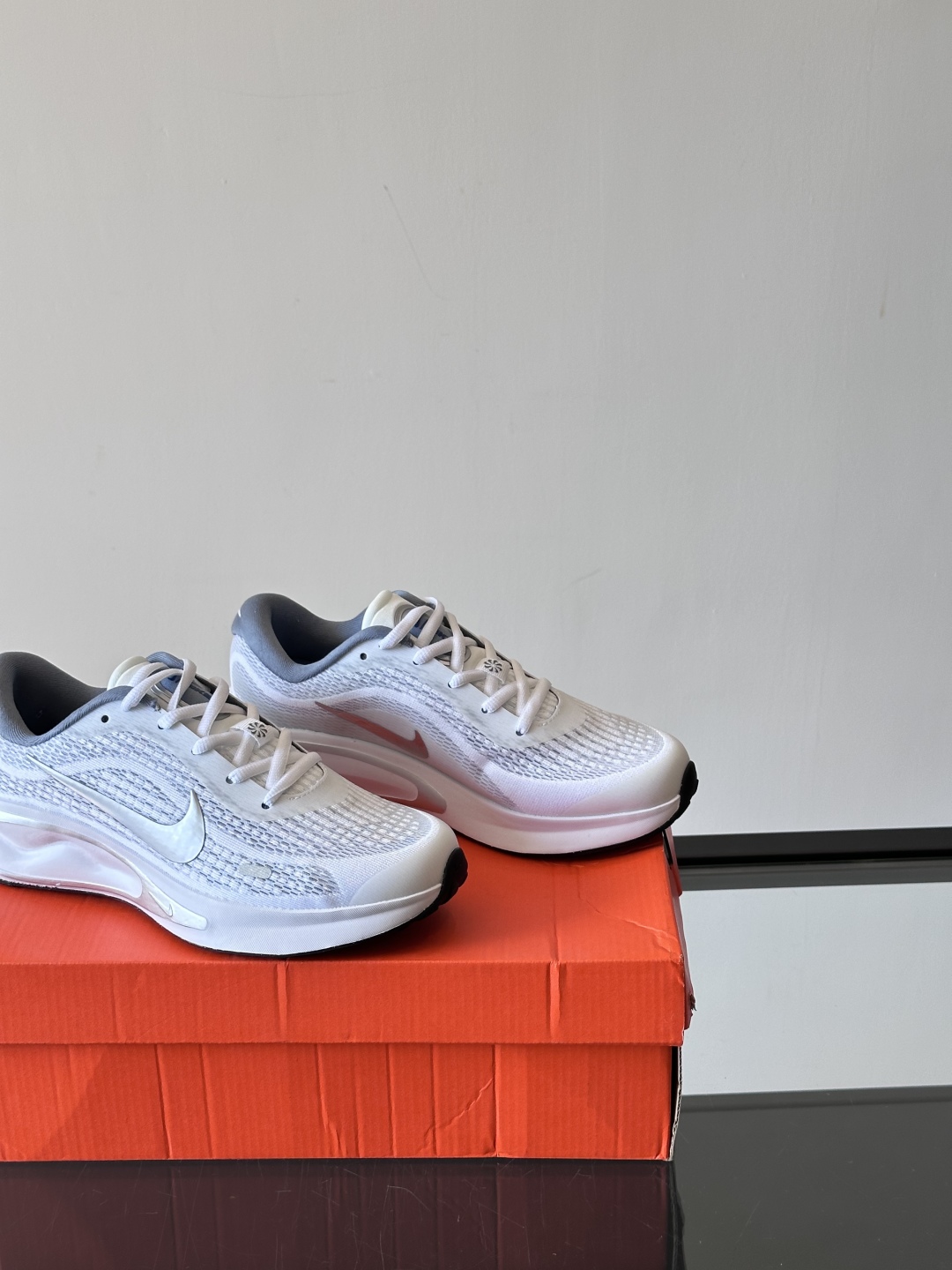 Nike Journey Run舒适防滑 低帮跑步鞋👟🤍💚彩色搭配给人春天里的,自然清新气息;鞋面网纱材