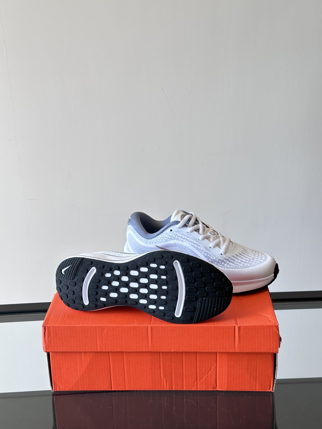 Nike Journey Run舒适防滑 低帮跑步鞋👟🤍💚彩色搭配给人春天里的,自然清新气息;鞋面网纱材