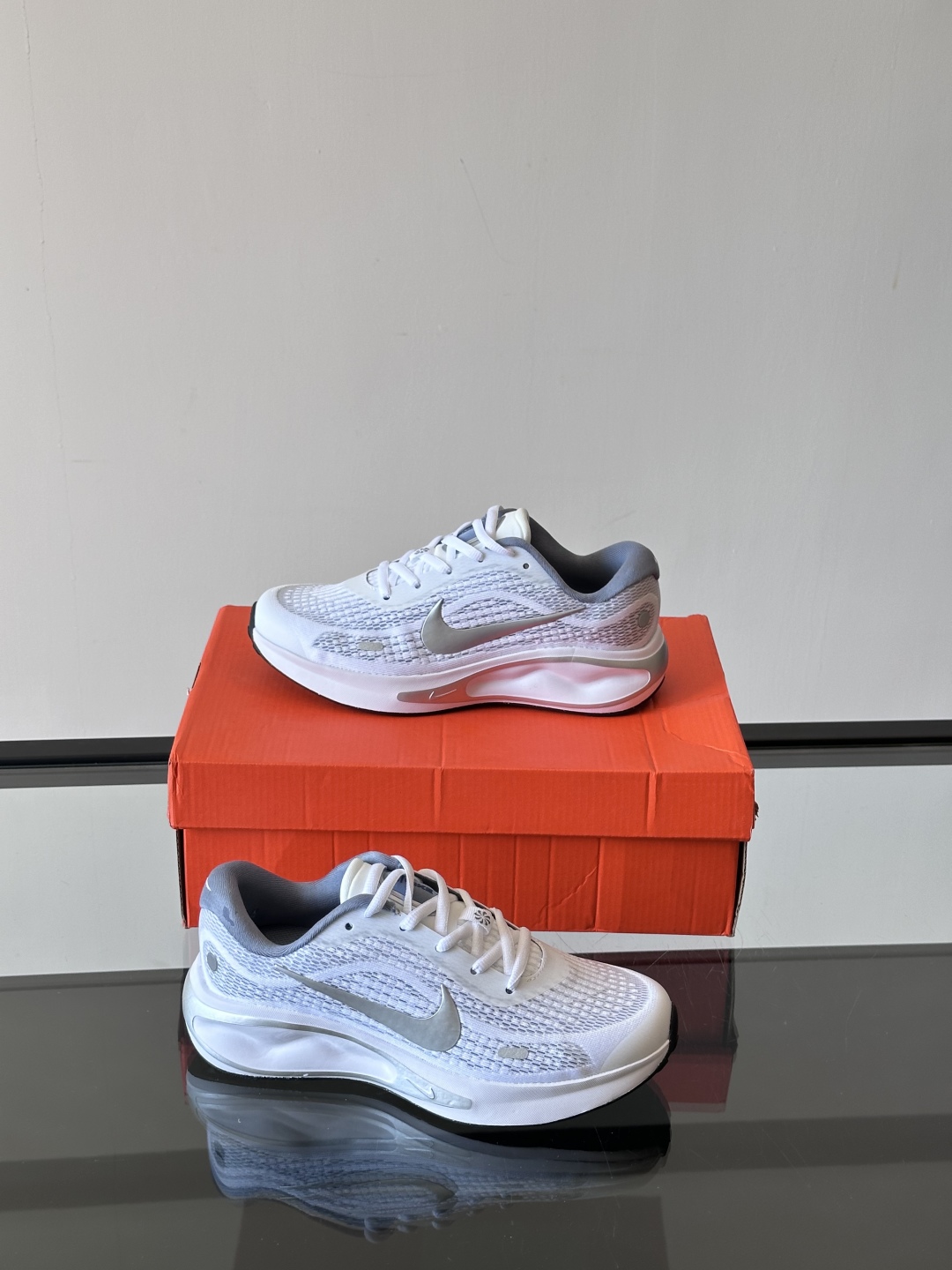 Nike Journey Run舒适防滑 低帮跑步鞋👟🤍💚彩色搭配给人春天里的,自然清新气息;鞋面网纱材