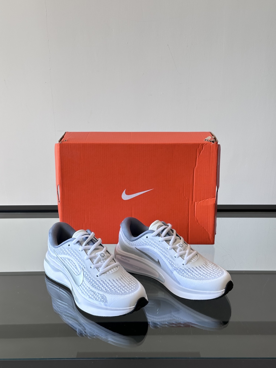 Nike Journey Run舒适防滑 低帮跑步鞋👟🤍💚彩色搭配给人春天里的,自然清新气息;鞋面网纱材