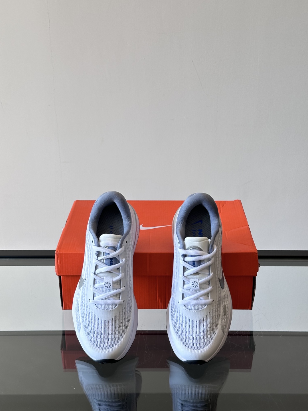 Nike Journey Run舒适防滑 低帮跑步鞋👟🤍💚彩色搭配给人春天里的,自然清新气息;鞋面网纱材