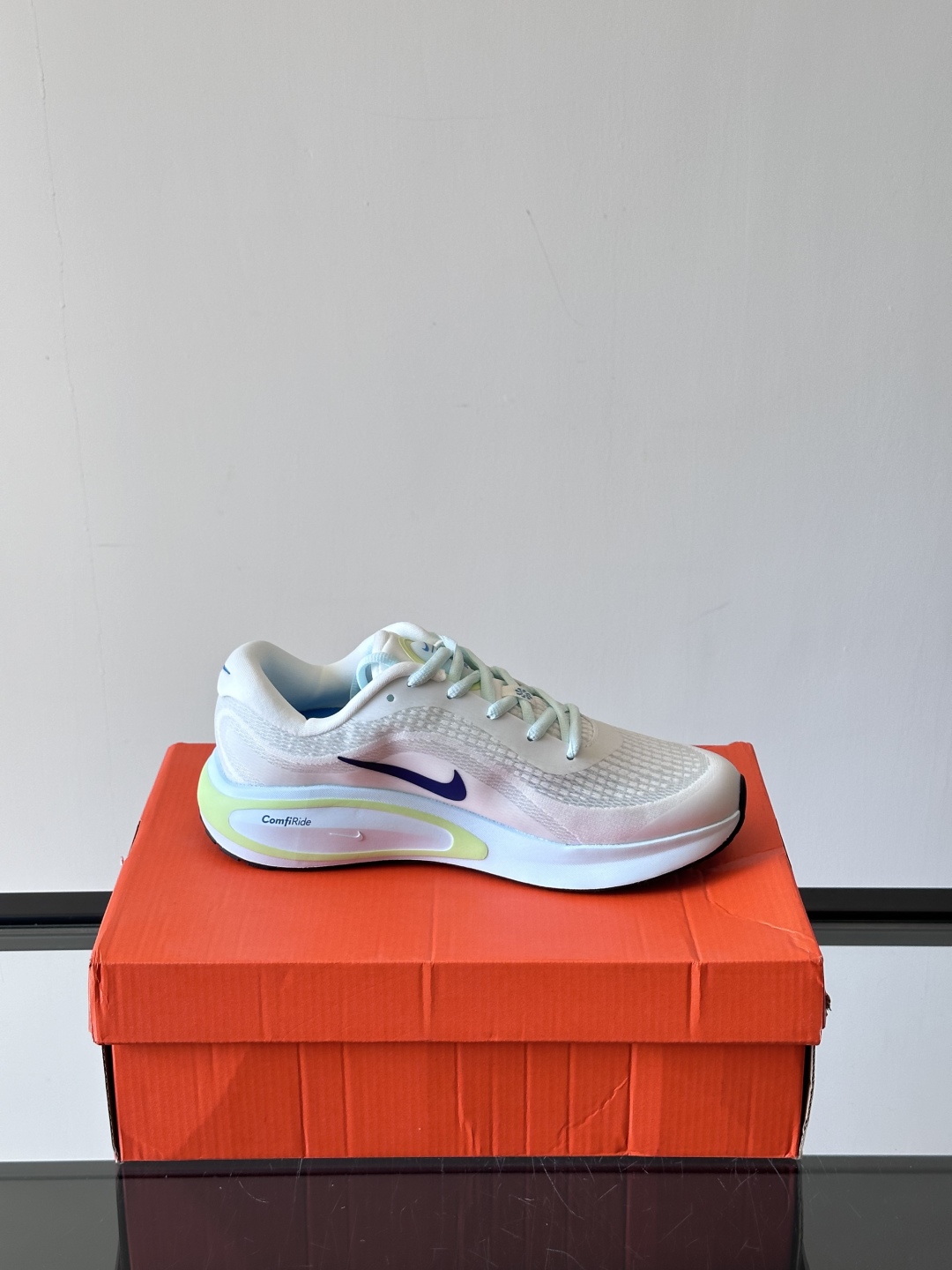 Nike Journey Run舒适防滑 低帮跑步鞋👟🤍💚彩色搭配给人春天里的,自然清新气息;鞋面网纱材