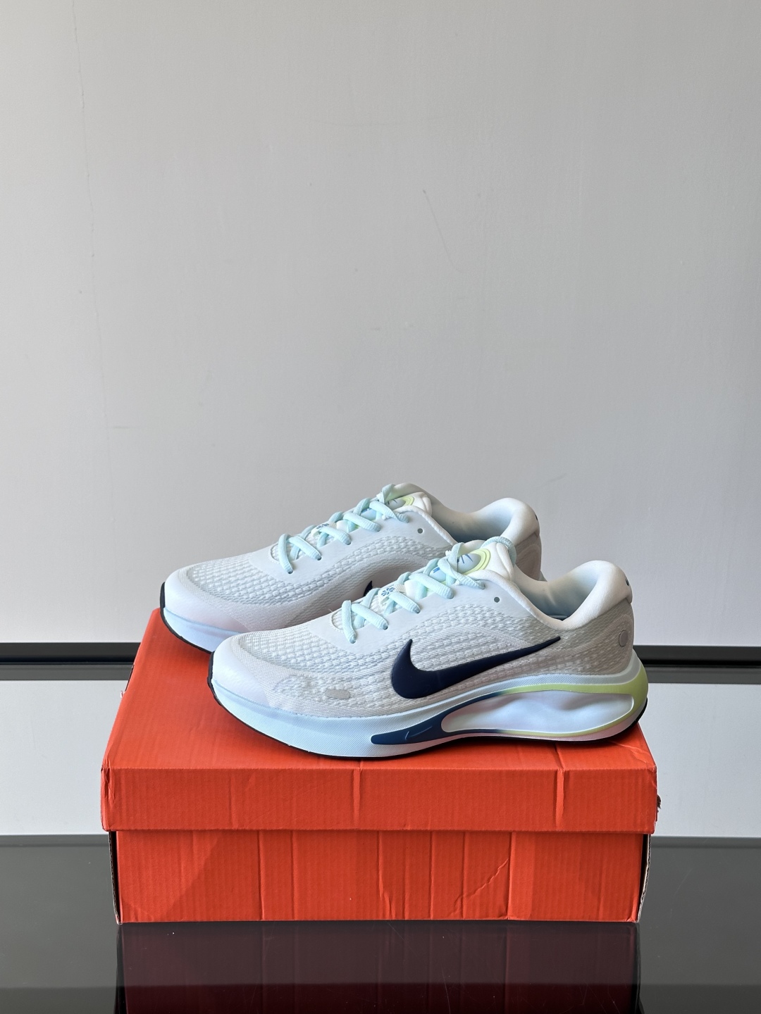 Nike Journey Run舒适防滑 低帮跑步鞋👟🤍💚彩色搭配给人春天里的,自然清新气息;鞋面网纱材