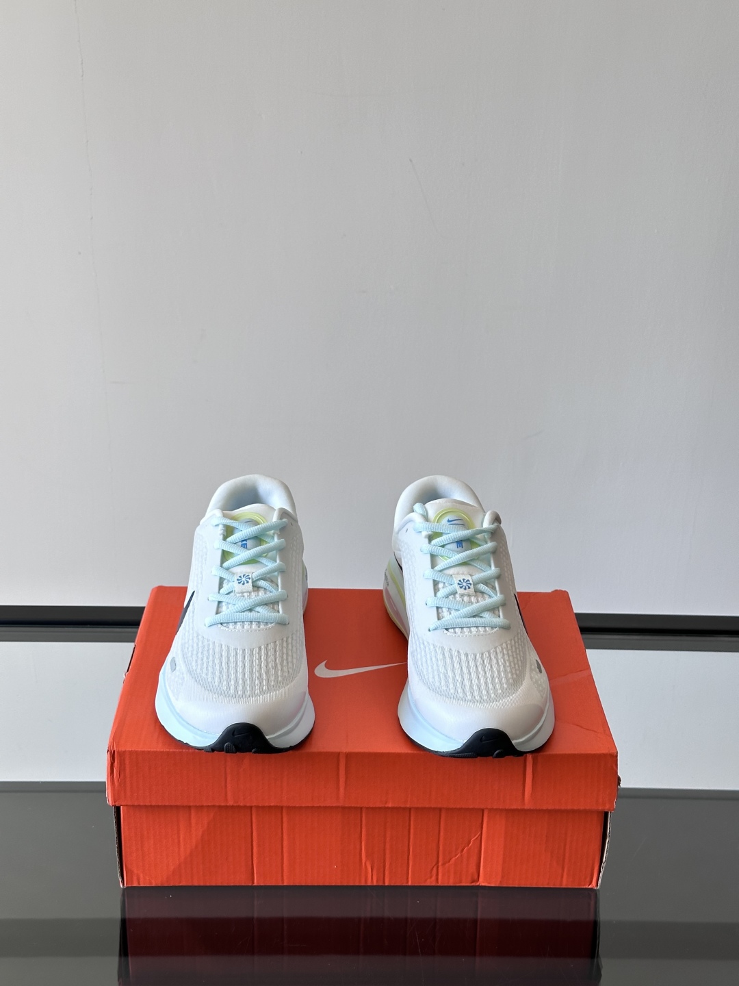Nike Journey Run舒适防滑 低帮跑步鞋👟🤍💚彩色搭配给人春天里的,自然清新气息;鞋面网纱材