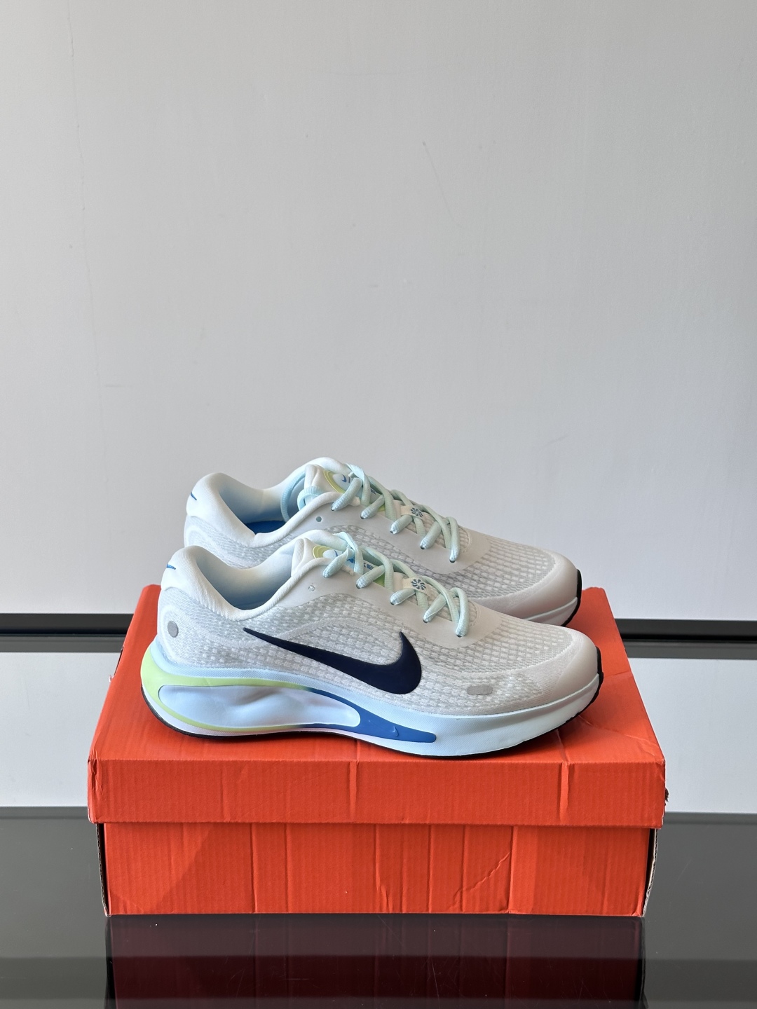 Nike Journey Run舒适防滑 低帮跑步鞋👟🤍💚彩色搭配给人春天里的,自然清新气息;鞋面网纱材