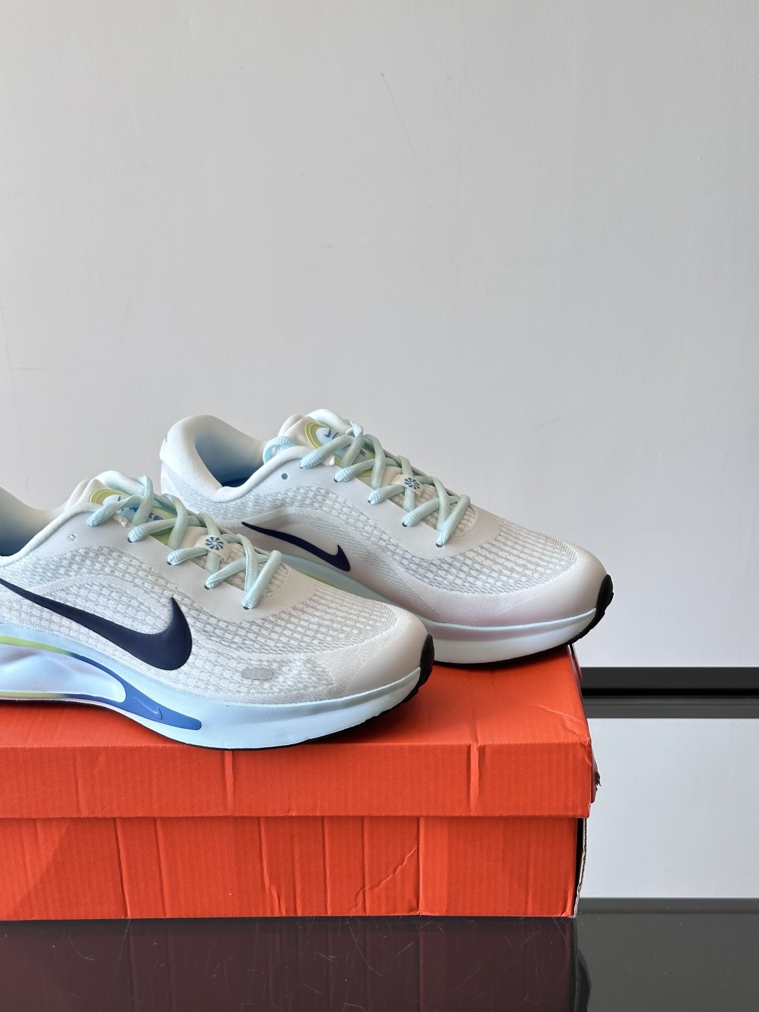Nike Journey Run舒适防滑 低帮跑步鞋👟🤍💚彩色搭配给人春天里的,自然清新气息;鞋面网纱材