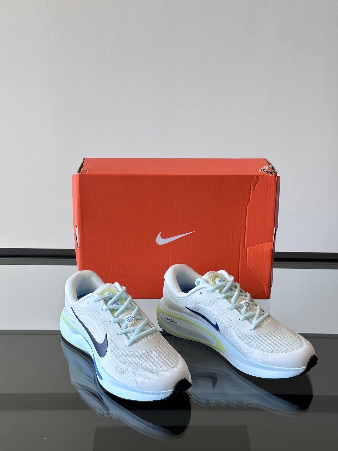 Nike Journey Run舒适防滑 低帮跑步鞋👟🤍💚彩色搭配给人春天里的,自然清新气息;鞋面网纱材