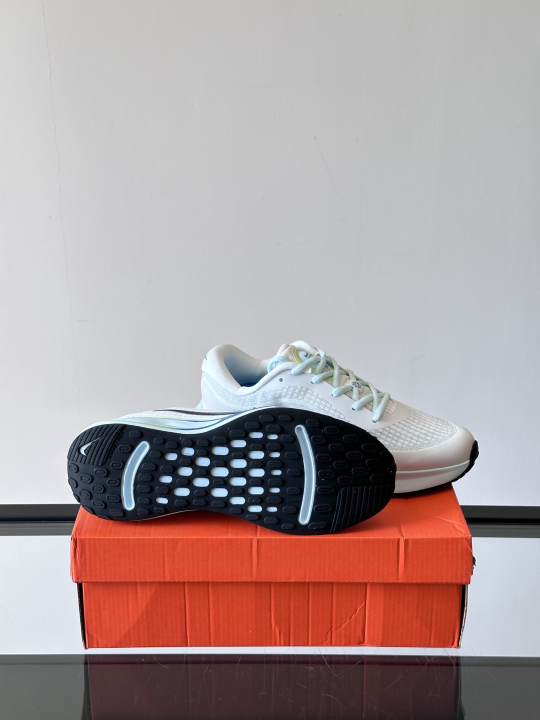 Nike Journey Run舒适防滑 低帮跑步鞋👟🤍💚彩色搭配给人春天里的,自然清新气息;鞋面网纱材