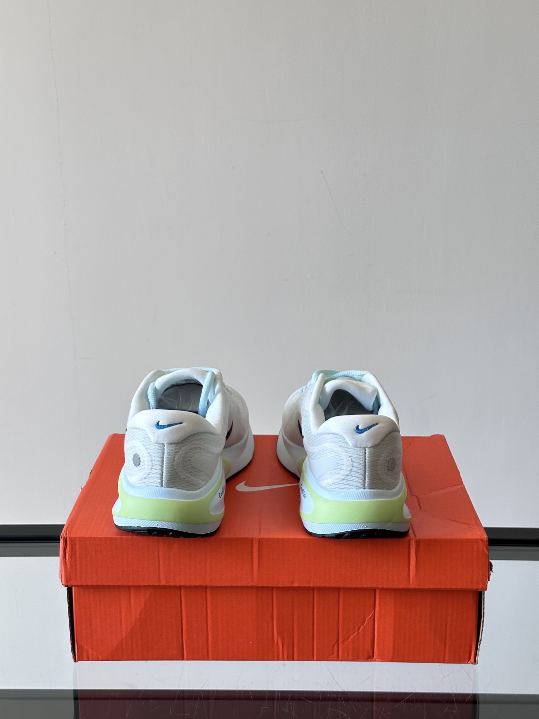 Nike Journey Run舒适防滑 低帮跑步鞋👟🤍💚彩色搭配给人春天里的,自然清新气息;鞋面网纱材