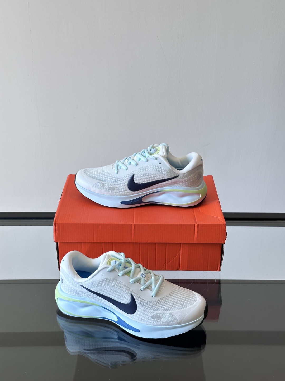 Nike Journey Run舒适防滑 低帮跑步鞋👟🤍💚彩色搭配给人春天里的,自然清新气息;鞋面网纱材