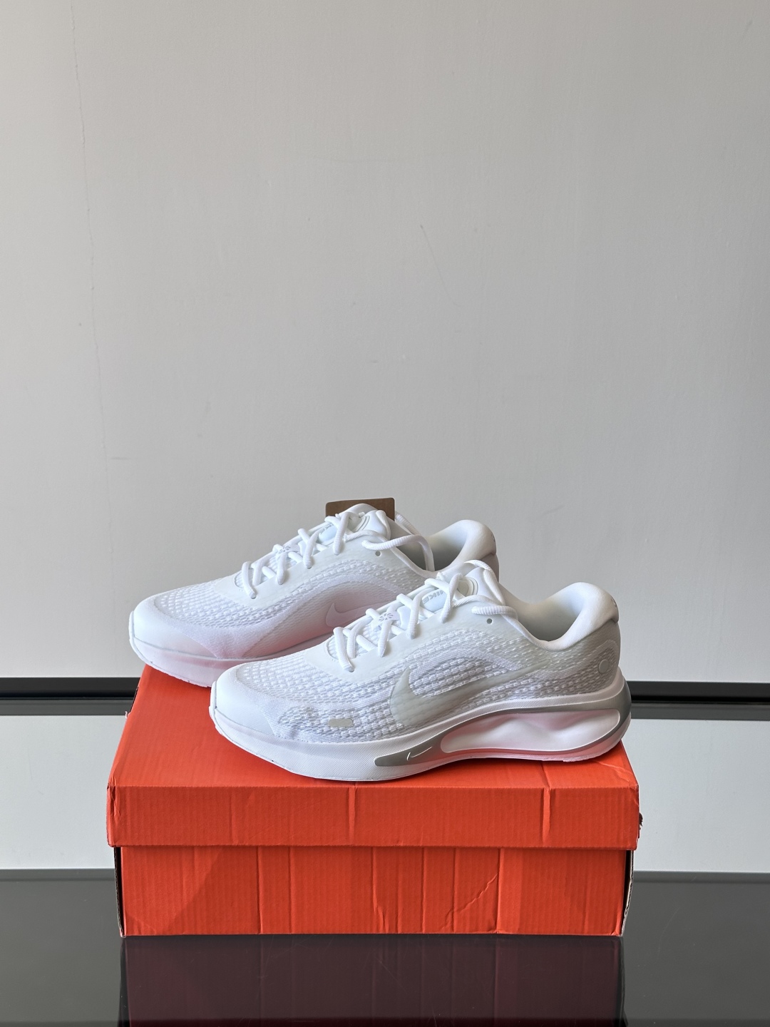 Nike Journey Run舒适防滑 低帮跑步鞋👟🤍💚彩色搭配给人春天里的,自然清新气息;鞋面网纱材