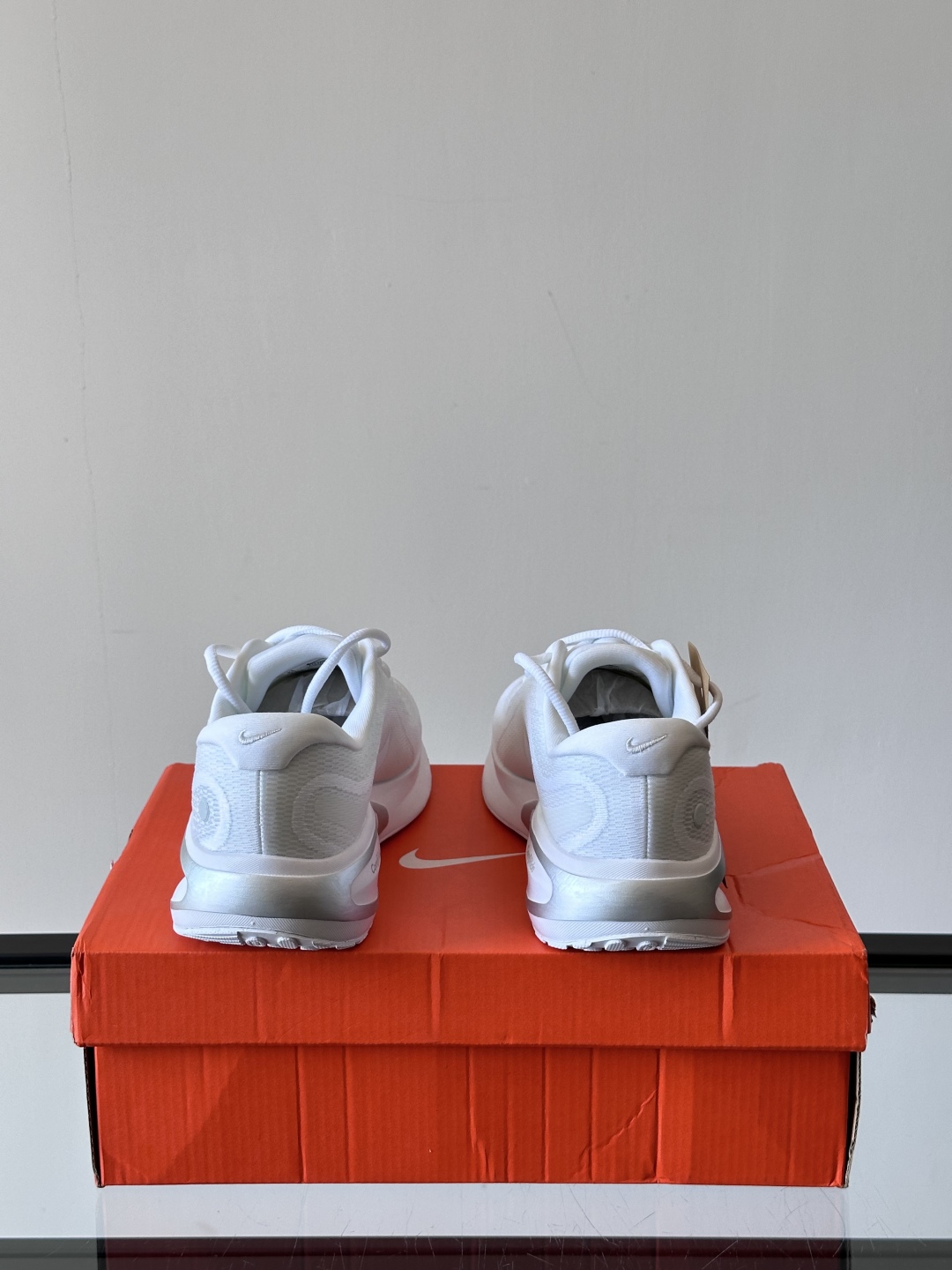 Nike Journey Run舒适防滑 低帮跑步鞋👟🤍💚彩色搭配给人春天里的,自然清新气息;鞋面网纱材