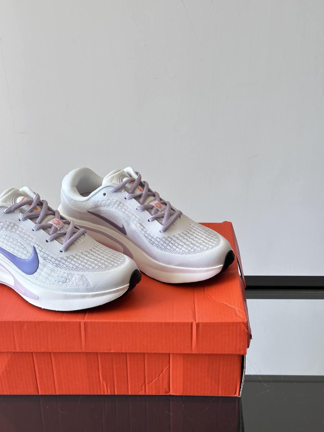 Nike Journey Run舒适防滑 低帮跑步鞋👟🤍💚彩色搭配给人春天里的,自然清新气息;鞋面网纱材